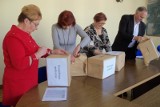 Referendum w sprawie nazw rond w Prudniku. Komisja liczy głosy 