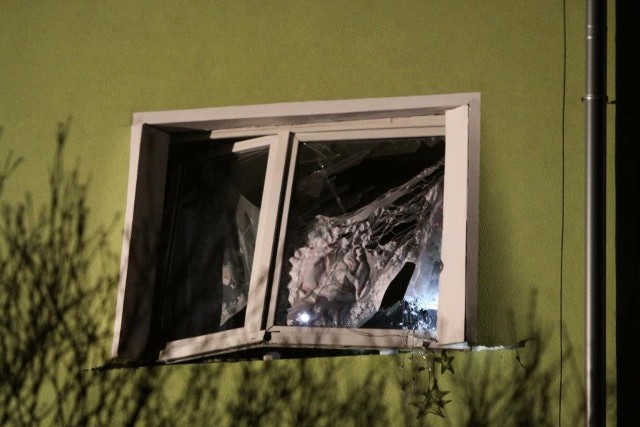 Wybuch był na tyle silny, że wyrwane zostało okno z futryną.
