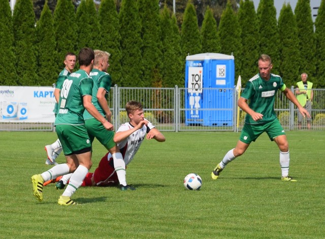 W meczu 4 ligi Izolator Boguchwała (zielone stroje) ograł Watkem Koronę Bendiks Rzeszó 3:0.
