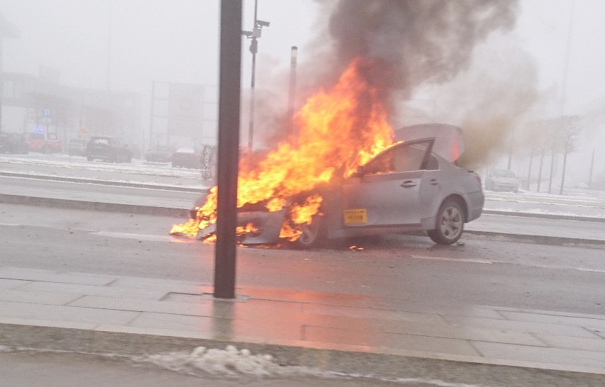 Taksówka BMW spłonęła przy lotnisku