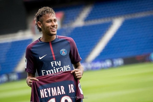 Neymar przeszedł z Barcelony do Paris Sain-Germain za 222 mln euro