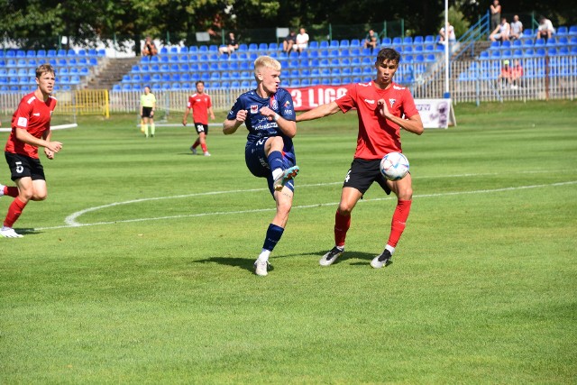 Warciarze (granatowe stroje) dzielnie walczyli z rezerwami ekstraklasowego Górnika Zabrze, lecz musieli się zadowolić tylko remisem.