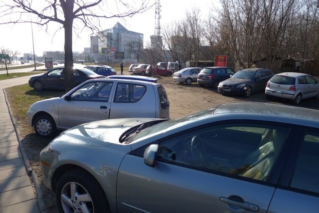 Ul. Legionowa. Straż miejska wystawiała wezwania kierowcom parkującym na zieleńcu (zdjęcia)