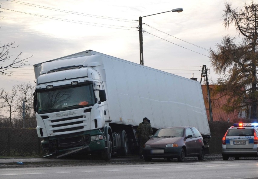 Ciężarówka wypadła z drogi 55 w Malborku