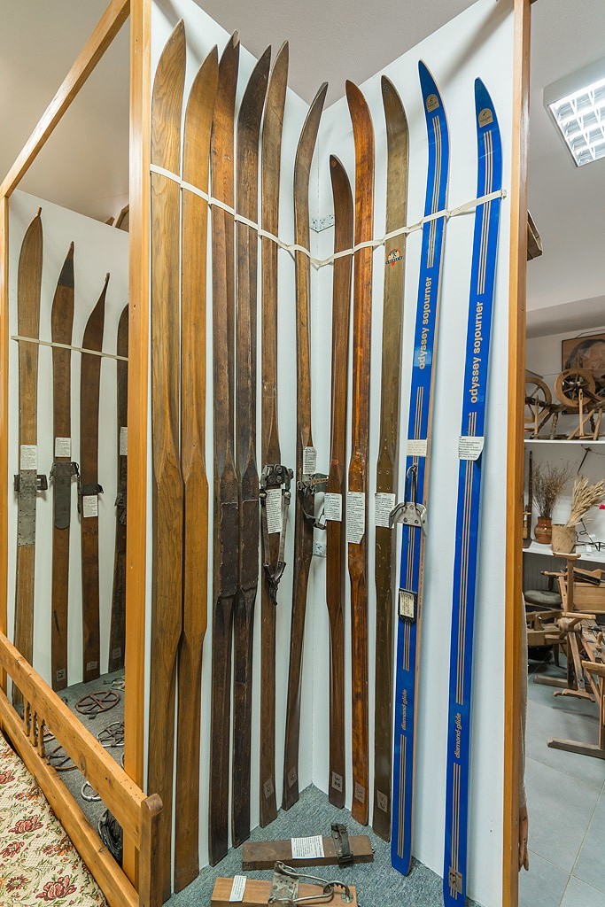 W Piwnicznej można zobaczyć dawny sprzęt narciarski 