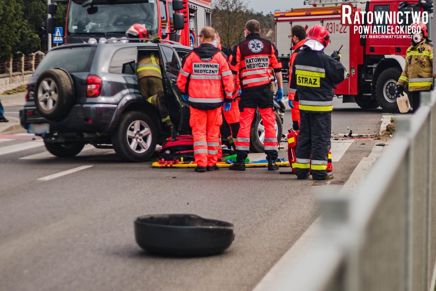 Ełk. Wypadek na ul. Kilińskiego. Toyota uderzyła w sygnalizator (zdjęcia)