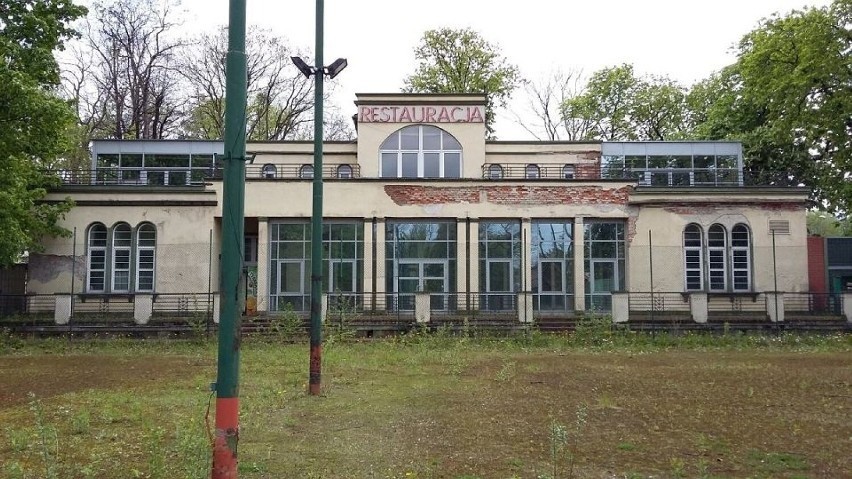 Zabytkowy pawilon sportowy w centrum Bielska-Białej.