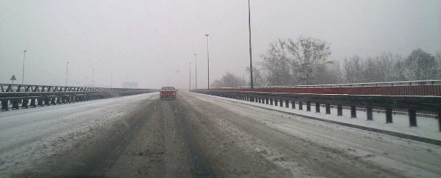 Takie zdjęcie zaśnieżonej drogi w Szczecinie zamieściła użytkowniczka blipa.