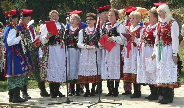 Tradycyjne obrzędy dożynkowe podczas niedzielnych Dożynek Gminnych w Pacanowie zaprezentuje zespół folklorystyczny Pacanowianie.