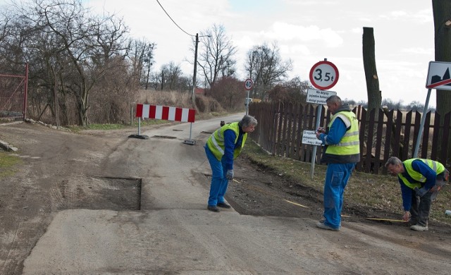 Droga Trestno-Blizanowice jest w fatalnym stanie. W marcu przeprowadzono jej doraźny remont - załatano kilka dziur