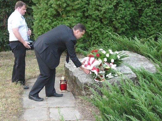 Kwiaty u stóp pomnika złożył Sławomir Kowalczyk, wójt Opatowca.