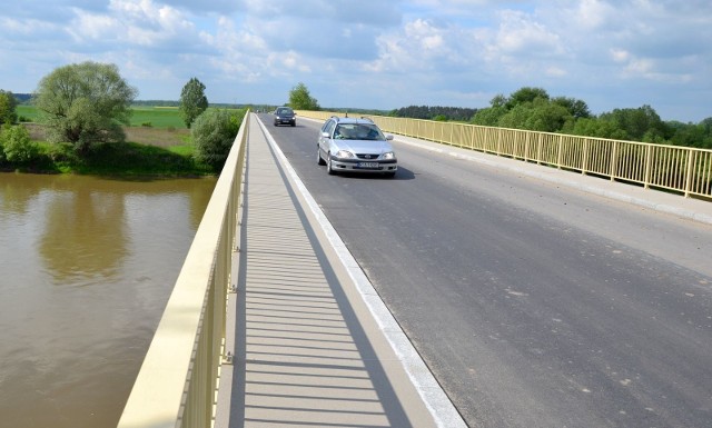 Na razie tylko nawierzchnia mostu na Sanie została odnowiona w pierwszym etapie i most wygląda juz jak nowy, ale na przebudowe czeka konstrukcja nośna tej przeprawy