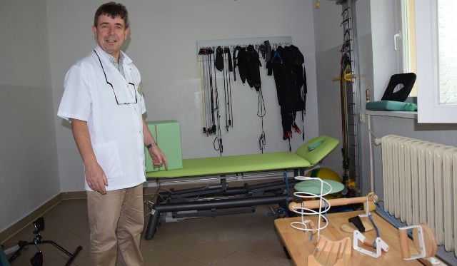W Ośrodku Zdrowia w Krasocinie będą świadczone darmowe zabiegi fizjoterapii ambulatoryjnej. Na zdjęciu kierownik ośrodka, doktor Andrzej Jankowski. 