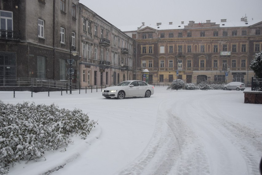 Niż Brygida i atak zimy w regionie radomskim. Na drogach są piaskarki i pługi, ale śnieg wygrywa z drogowcami. Raport na bieżąco, zdjęcia