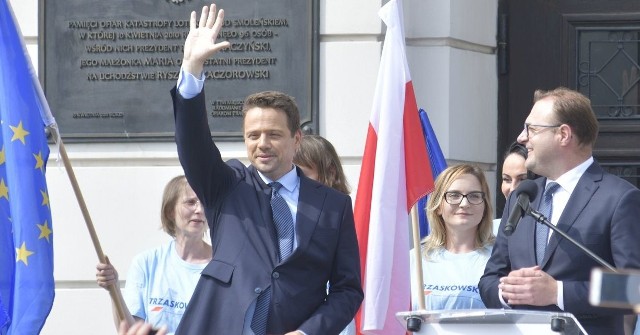 Rafał Trzaskowski podczas wystąpienia na Placu Corazziego w Radomiu. Z prawej prezydent Radomia Radosław Witkowski.