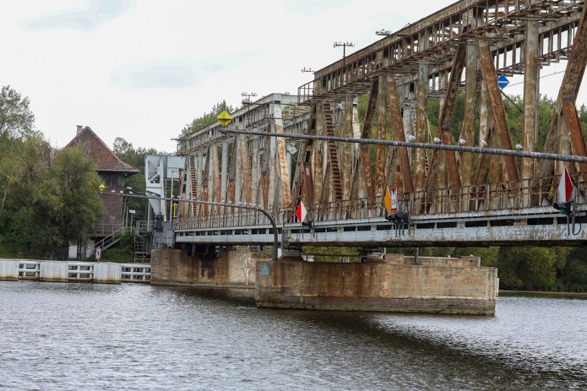 Kolejowy most zwodzony w Podjuchach nad Regalicą