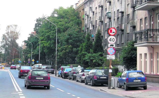 Po remoncie Wyszyńskiego kierowcy nie zaparkują już na chodniku. Zamiast tego muszą im wystarczyć miejsca w zatokach. Urzędnicy tłumaczą, że takie rozwiązanie narzucają przepisy