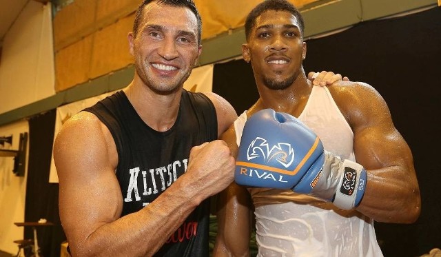 Władimir Kliczko (z lewej) i Anthony Joshua