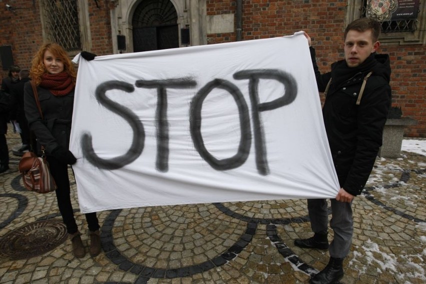 Wrocław: Manifestowali pod Ratuszem. Mają dość wojny w Syrii (ZDJĘCIA)