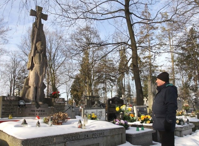 - Chodzę często tą alejką i cieszę się, że ten pomnik będzie odnowiony. Naprawdę wymaga tego &#8211; mówi pan Józef.  