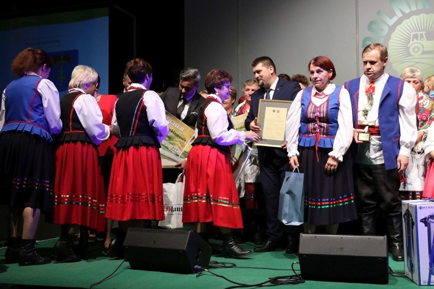 Laureaci z powiatu kieleckiego na gali Rolnik Roku 2018 w Kielcach. Tak odbierali laury i się bawili                                 