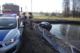 Wypadek w gminie Gowarczów. BMW wpadło do zbiornika wodnego! [ZDJĘCIA]