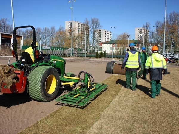 Nowa murawa na płycie głównej przyjęła się dobrze. Obecnie trwa układanie trwa na boisku treningowym.