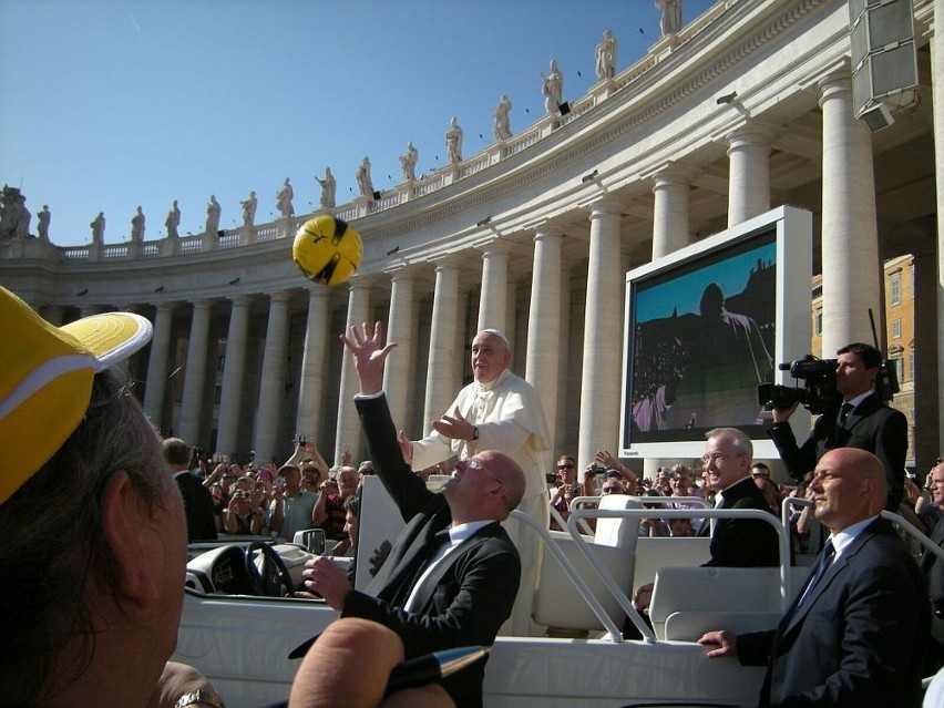Andrzej Badziąg rzucił piłkę papieżowi Franciszkowi. Do...
