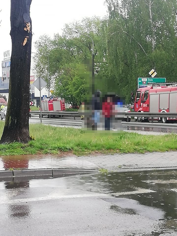 Wypadek na ulicy Zebrzydowickiej w Rybniku. Osobówka...