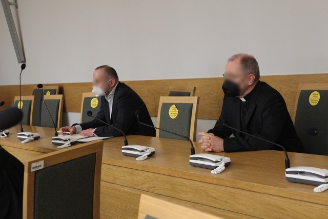 Krakowski sąd uniewinnił członk&oacute;w Komisji Majątkowej. Na sali rozpraw oskarżeni mec. Piotr P. ( z lewej) i ks. Mirosław P.(z prawej)