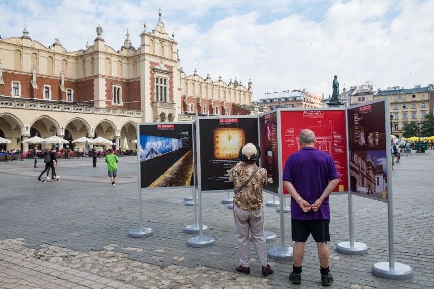 Kraków. Otwarcie plenerowej wystawy Muzeum Domu Jana Pawła II w Wadowicach