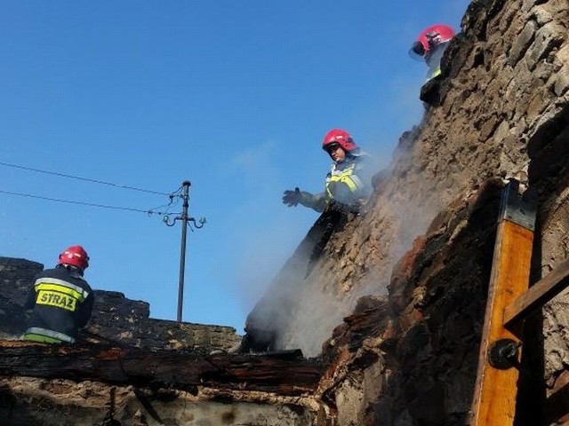 Drewniano-murowany dom spłonął doszczętnie. W akcji gaśniczej brało udział osiem zastępów straży pożarnej.