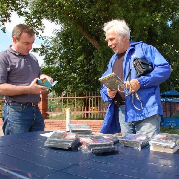 Wśród mieszkańców, którzy odwiedzili nasz namiot był między innymi Janusz Wieczorek, emerytowany nauczyciel (z prawej).