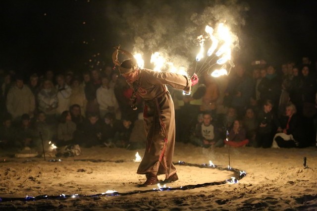 Świnoujścianka Aubrieta poza pokazami z ogniem zaprezentowała taniec szamański.