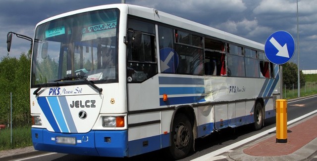 Do zderzenia ciężarówki z autobusem doszło koło Nowej Soli.