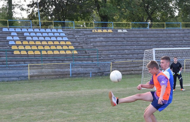 Wały, ze starą widownią, okalające główną płytę stadionu zdemontowane zostaną w przyszłym roku. Prace nie zagrożą podziemnej instalacji do nawadniania boisk