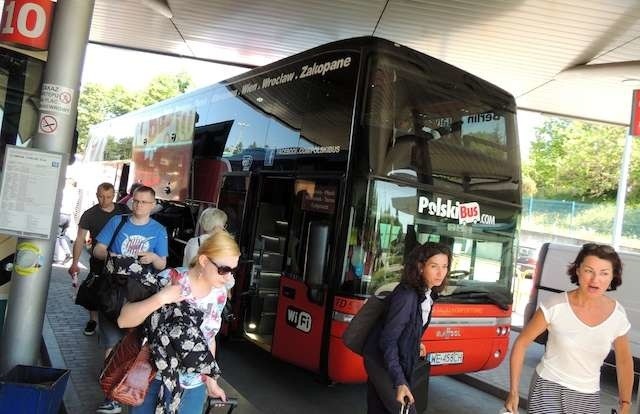 PolskiBus od kilku lat odjeżdża z dworca w Toruniu. Obsługuje aż 18 tras, docierając do 26 polskich miast oraz europejskich metropolii.