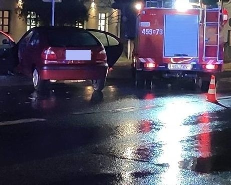 Wypadek w Majdanie Królewskim. Ciężarówka zderzyła się z samochodem osobowym. Zobacz zdjęcia! 