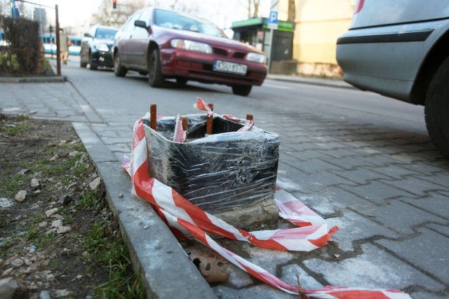 W nowych podstrefach montowane są już podstawy, na których staną parkomatyFot: Anna Kaczmarz