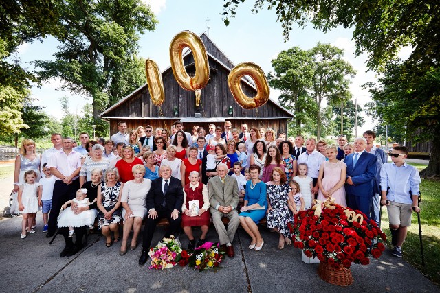 Aniela Kosiec swoje 100 urodziny świętowała w ostatnią niedzielę w towarzystwie rodziny, znajomych oraz sąsiadów.