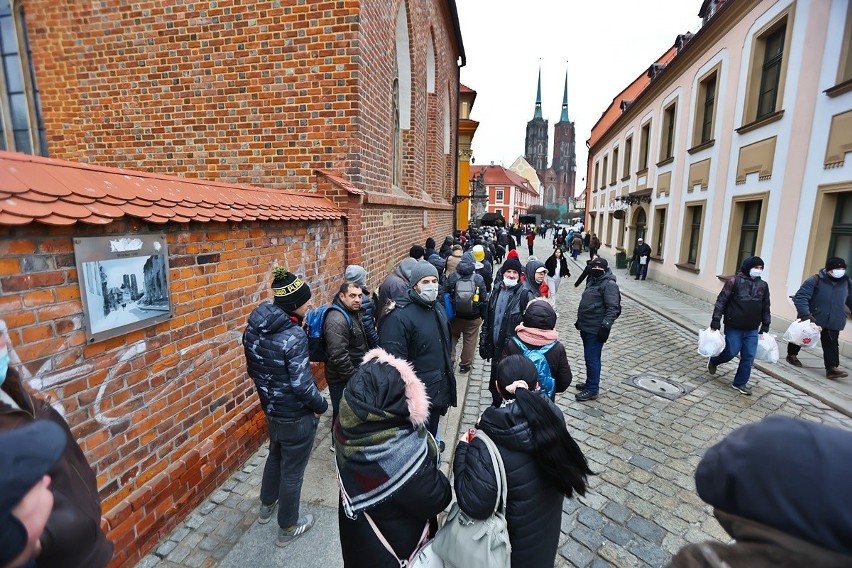Akcja Caritas Archidiecezji Wrocławskiej. 800 paczek dla osób w kryzysie bezdomności [ZDJĘCIA]