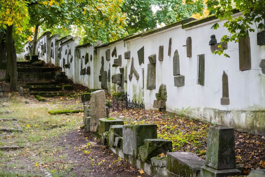 W ścianę wmurowano płyty nagrobne i krzyże