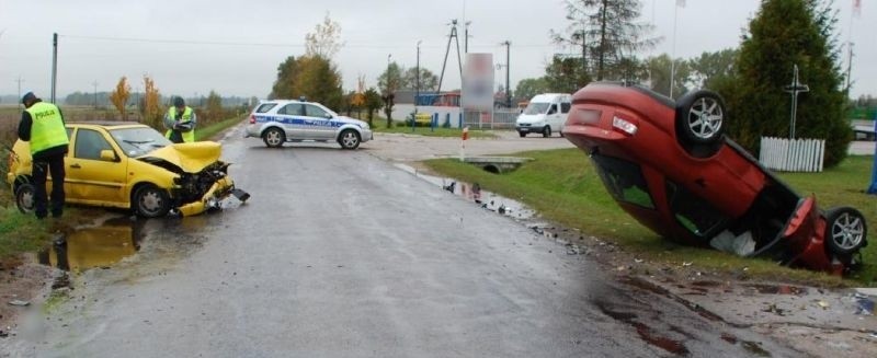 Auta zderzyły się przy wjeździe na stację paliw