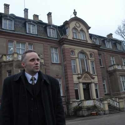 Dyrektor DPS Jacek Korytkowski przyznaje, że oprowadza potencjalnych kupców po brzeźnickim pałacu i parku