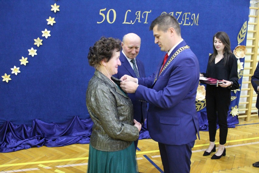 Medale za długoletnie pożycie małżeńskie wręczał wójt Marcin...