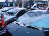Śnieg uszkodził auta. Co wtedy robić?