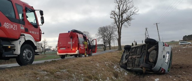 - Po przybyciu na miejsce zdarzenia zastano samochód osobowy Renault Scenic, który leżał na boku w rowie przy drodze wojewódzkiej - relacjonują strażacy z KP PSP Mogilno.