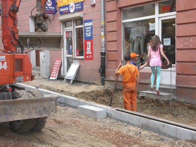 Przed wejściem do sklepu nie rozstawiono żadnych kładek. Bez pomocy pracowników budowlanych trudno jest pokonać ponad półmetrowy stopień.