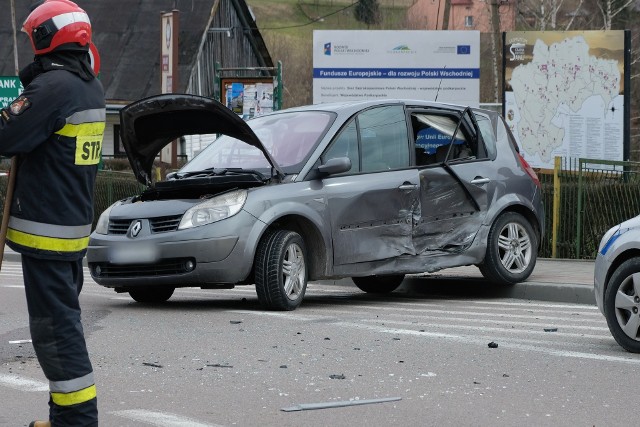 Do zdarzenia doszło we wtorek na drodze wojewódzkiej nr 884 w Krzywczy w pow. przemyskim.- Kierująca renault, 24-letnia mieszkanka pow. przemyskiego wjeżdżając na skrzyżowanie z drogi podporządkowanej, wymusiła pierwszeństwo przejazdu doprowadzając do zderzenia z prawidłowo jadącym w kierunku Dubiecka kierującym citroenem - powiedziała sierz. szt. Marta Fac z KMP w Przemyślu.72-latek (mieszkaniec pow. rzeszowskiego) z citroena podróżował z żoną. Kobieta uskarżała się na ból klatki piersiowej, ale po przebadaniu przez załogę pogotowia ratunkowego, została na miejscu.Uczestnicy zdarzenia byli trzeźwi. 24-letnia kobieta została ukarana mandatem karnym.