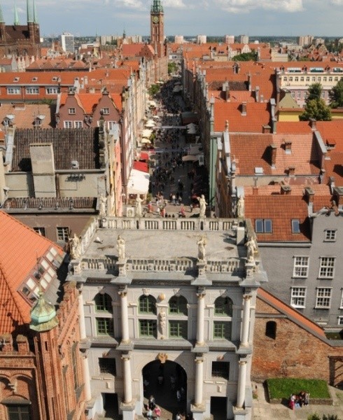 Długi Targ to serce miasta, tłumnie odwiedzane przez spragnionych rozrywki turystów z Polski i zagranicy.